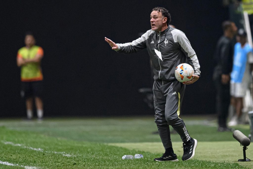 Gabriel Milito, do Atlético-MG, orientando o time em um dos jogos da temporada de 2024.