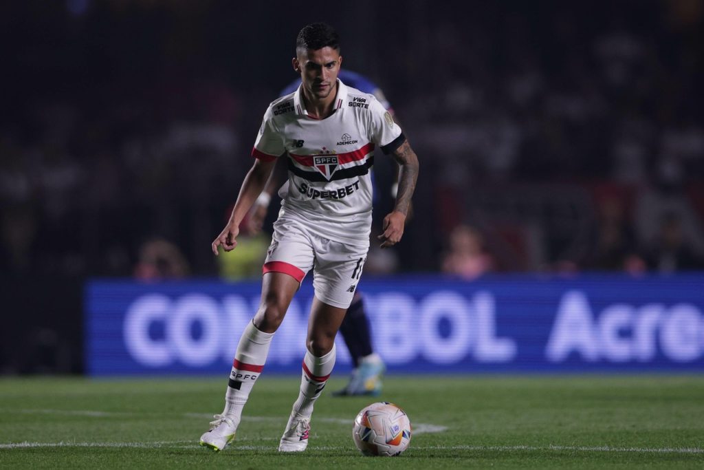 Nestor, do São Paulo, conduz a bola em um jogo do time na temporada de 2024.