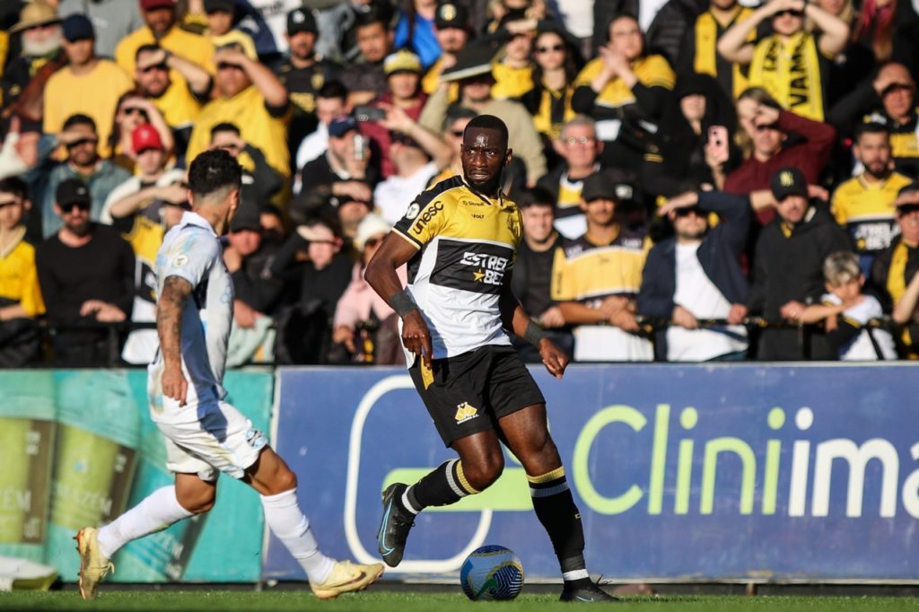 Bolasie, do Criciúma, conduzindo a bola em um dos jogos do time na temporada de 2024.