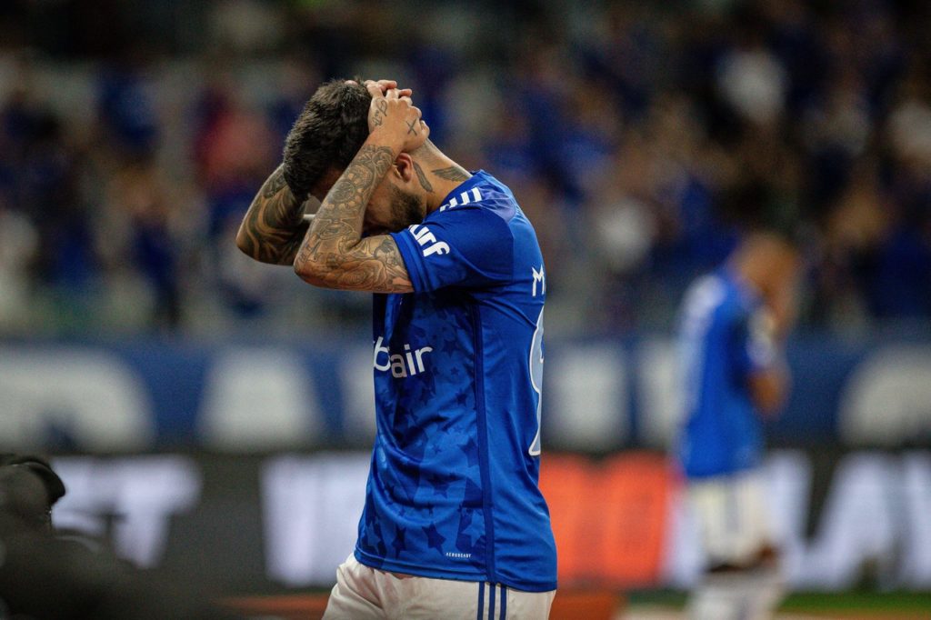 Matheus Henrique, do Cruzeiro, lamentando um lance em um jogo do time na temporada.