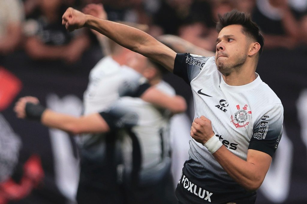 Romero, do Corinthians, comemorando um gol marcado em uma das rodadas do Brasileirão de 2024.