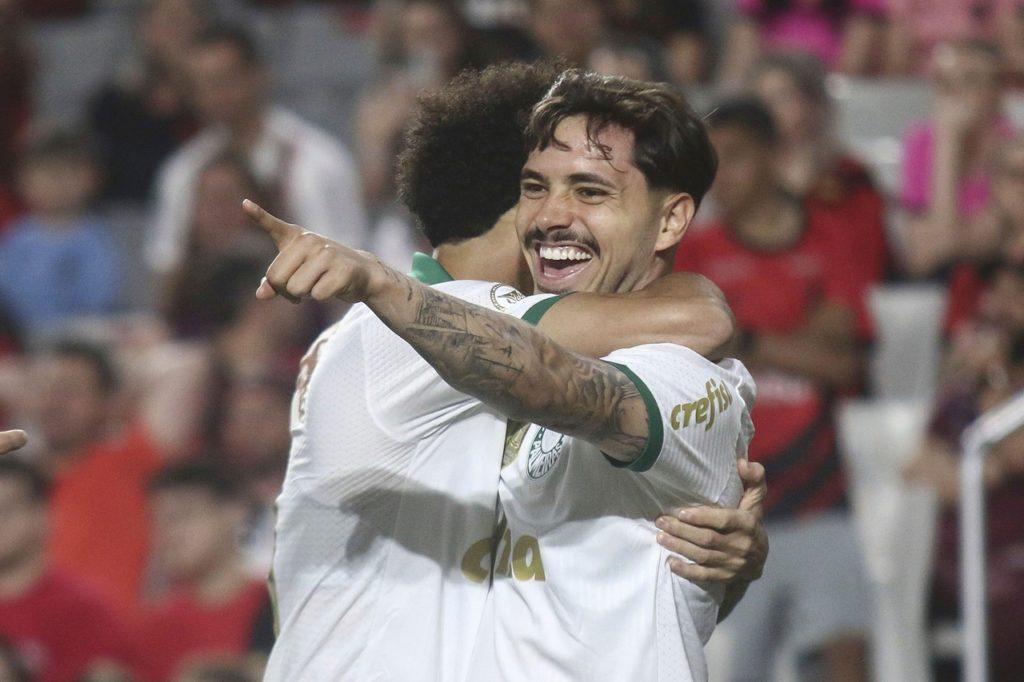 Maurício, do Palmeiras, comemorando um dos gols marcados pelo time no Brasileirão de 2024.