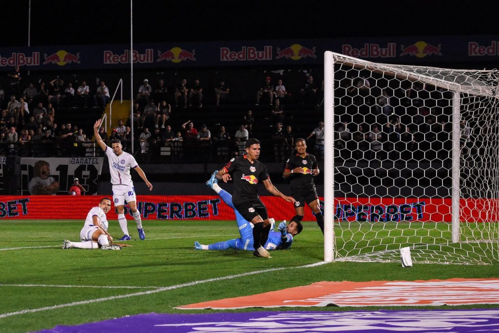 Douglas Mendes, do Red Bull Bragantino, comemorando um gol marcado pelo time no Brasileirão de 2021.