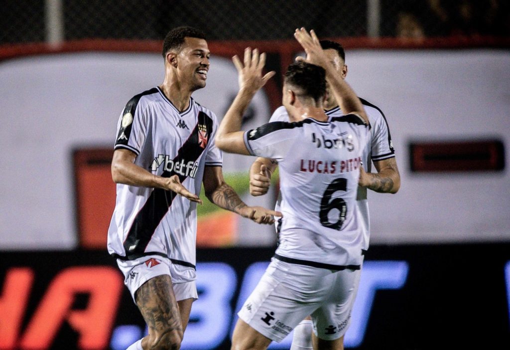 João Victor, do Vasco, comemorando com os companheiros de time um gol marcado na rodada do Brasileirão de 2024.