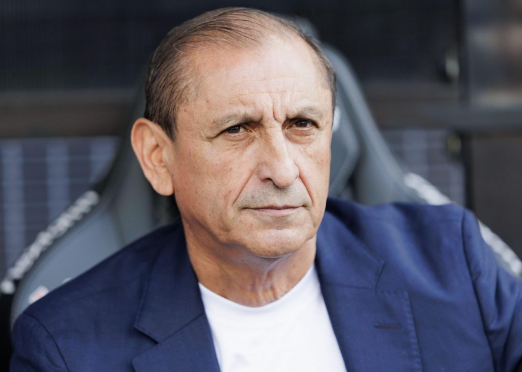 Ramón Díaz, do Corinthians, observando o time durante um jogo da temporada.