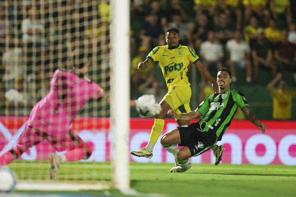 Dellatorre, do Mirassol, desviando a bola antes de marcar um dos gols do time na campanha da Série B do Brasileiro.