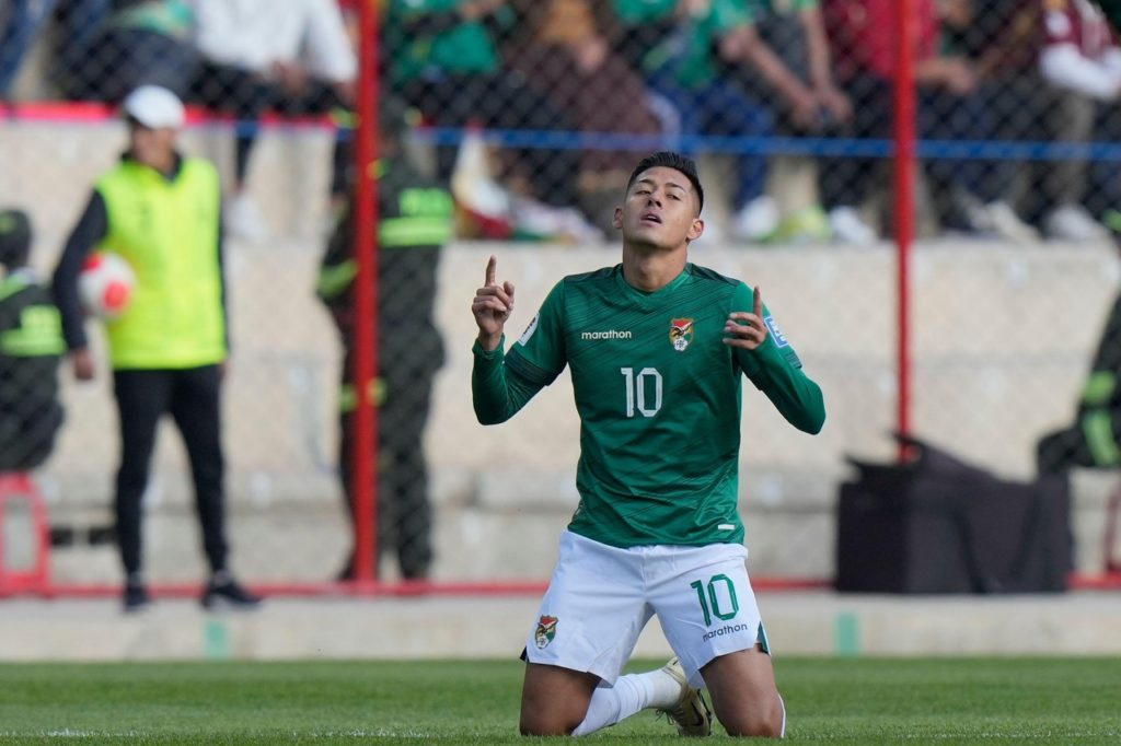 Ramiro Vaca, da Bolívia, comemorando um gol marcado pela equipe nas Eliminatórias Sul-Americanas.