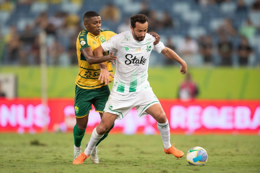 Nenê, do Juventude, disputando uma bola com o adversário na rodada do Campeonato Brasileiro de 2024.