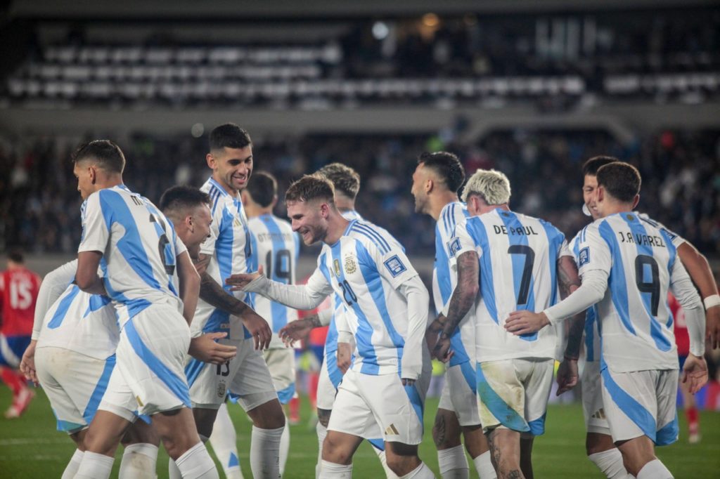 Mac Allister, da Argentina, comemorando um gol marcado ao lado dos companheiros de time.