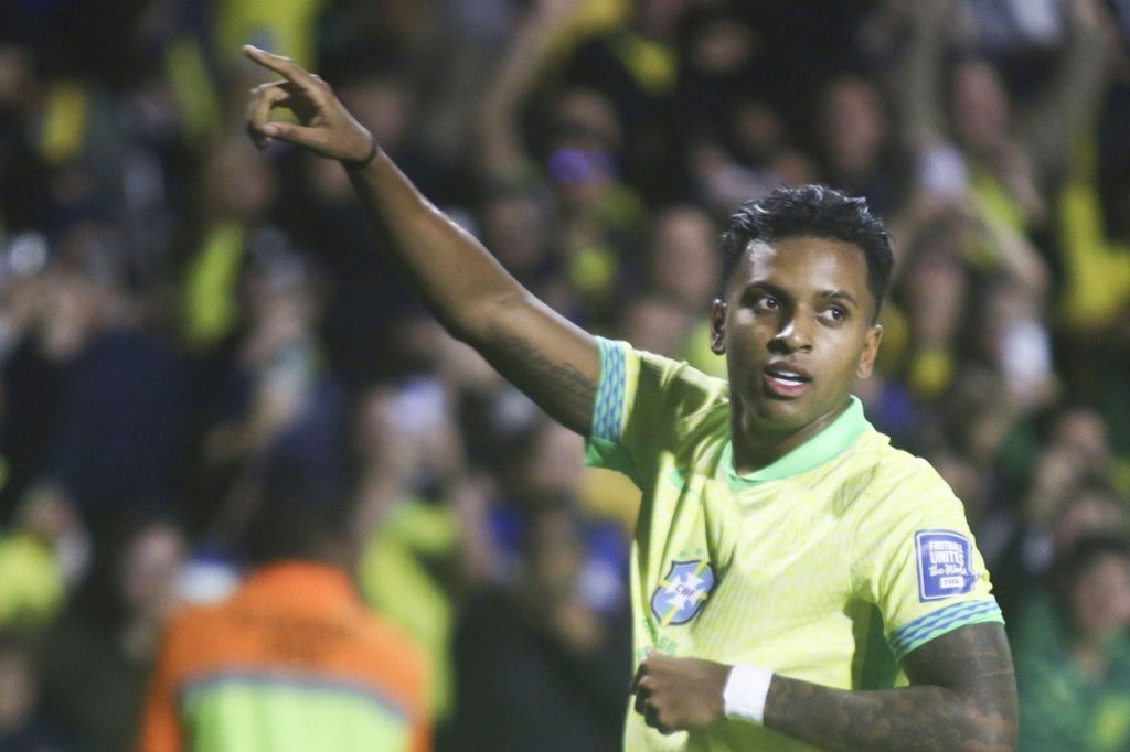 Rodrygo, do Brasil, comemorando um gol pela Seleção em um dos jogos das Eliminatórias da Copa.