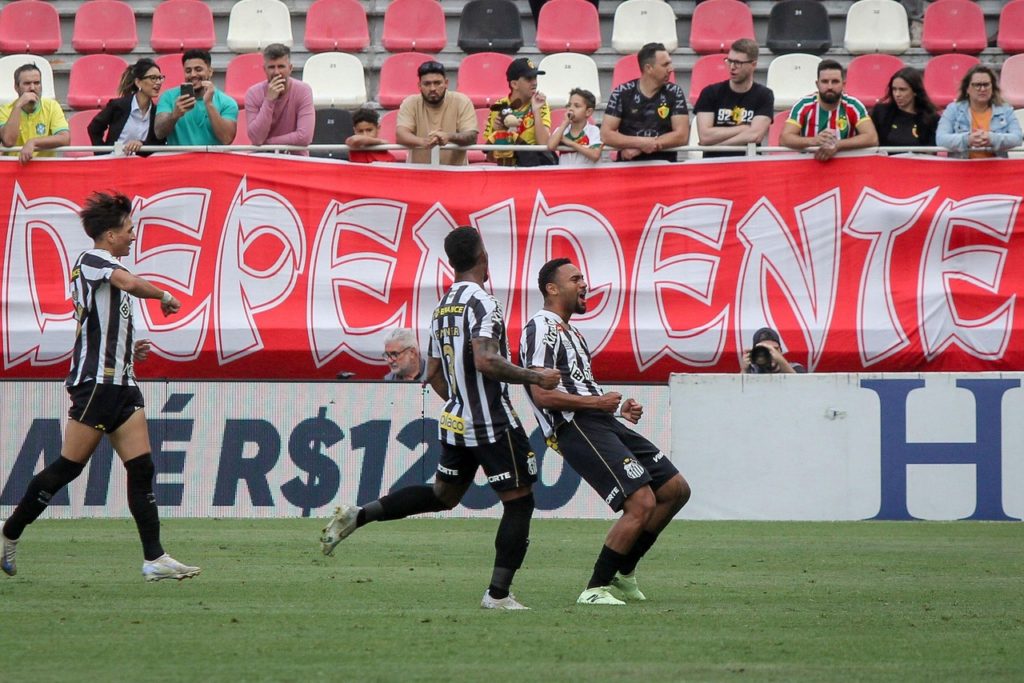 Wendel Silva, do Santos, comemorando um dos gols marcados pelo Santos na temporada.