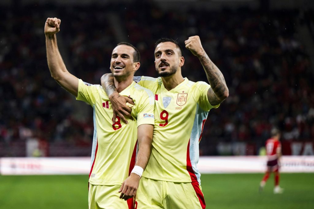 Fabián Ruiz e Joselu, da Espanha, comemorando um dos gols marcados pela seleção na temporada de 2024.