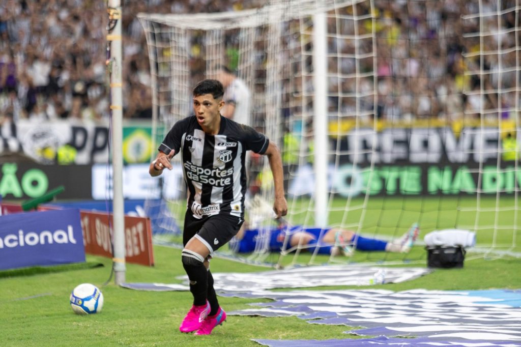 Erick Pulga, do Ceará, comemorando um dos gols marcados pelo time na temporada de 2024.