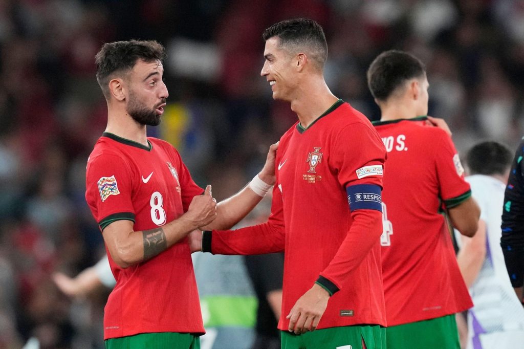 Bruno Fernandes e Cristiano Ronaldo, de Portugal, comemorando um dos gols do time marcados na temporada de 2024.