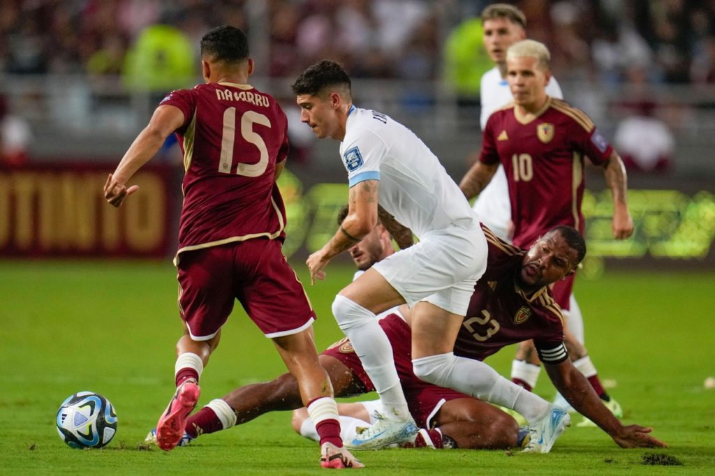 Rondón, da Venezuela, disputando uma bola com um adversário pelas Eliminatórias Sul-Americanas.