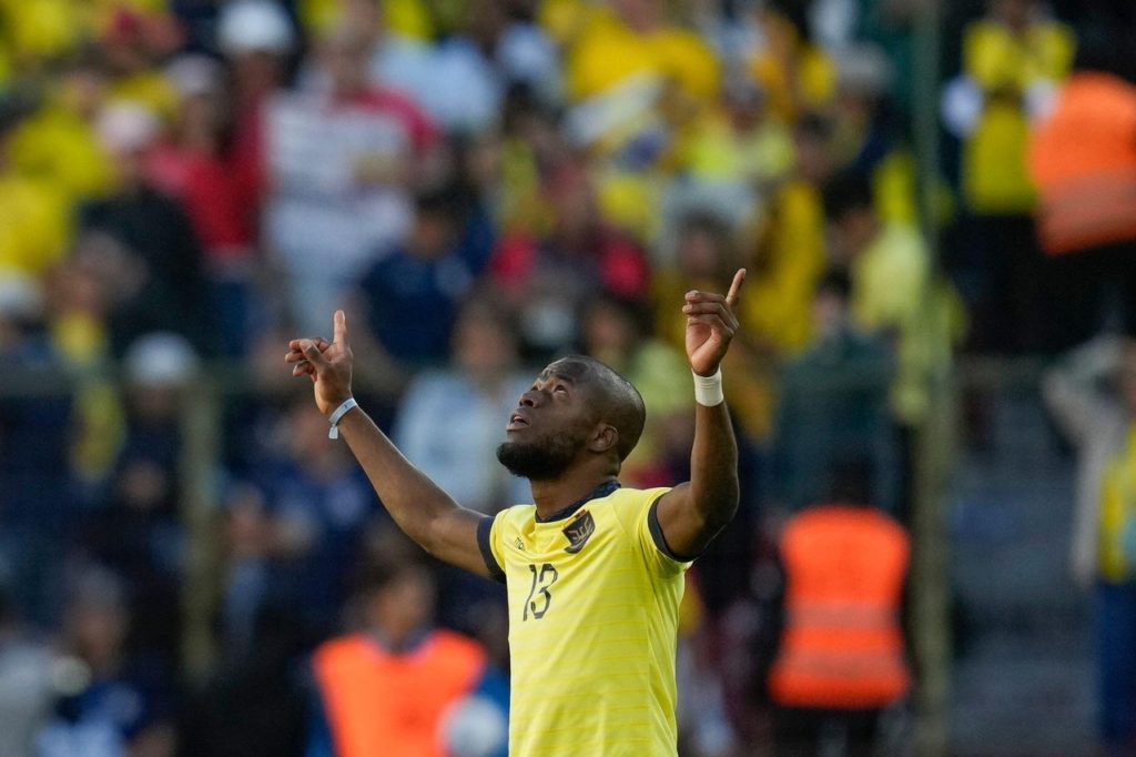 Enner Valencia, do Equador, comemorando um dos gols marcados por ele com a camisa da seleção de seu país.