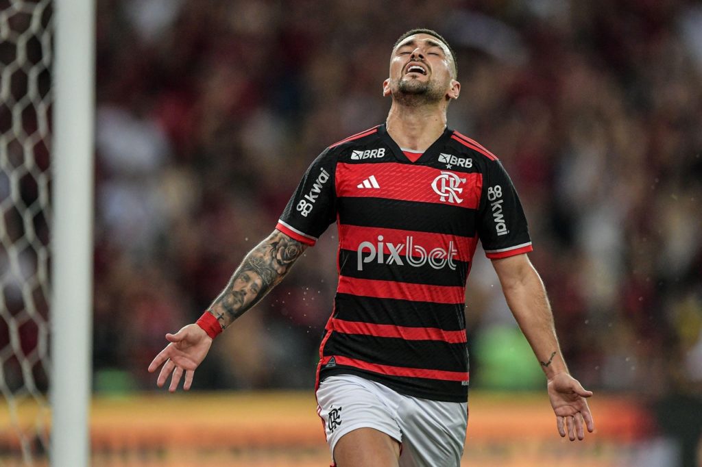 Arrascaeta, do Flamengo, comemorando um gos gols marcados pelo clube na temporada de 2024.