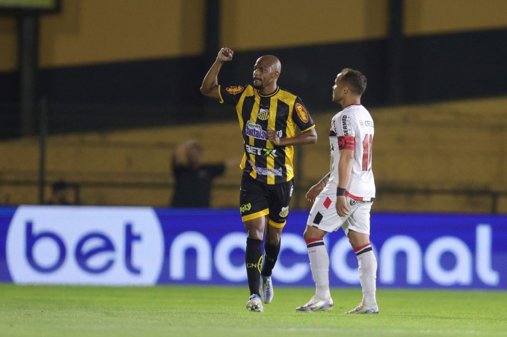 Waguininho, do Novorizontino, comemorando um dos gols marcados por ele contra o Botafogo-SP.