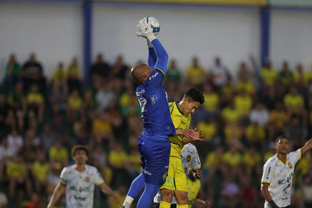 Marcão, do Amazonas, fazendo uma defesa durante partida da Série B do Brasileirão.