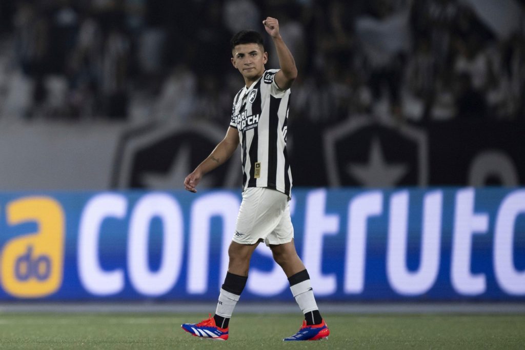 Thiago Almada, do Botafogo, comemorando um gol marcado pelo time na temporada de 2024.