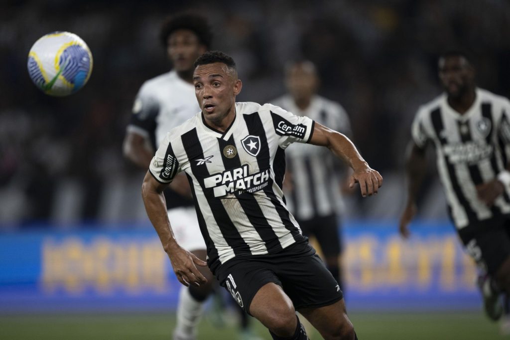 Marçal, do Botafogo, com a bola dominada em um dos jogos do time na temporada.