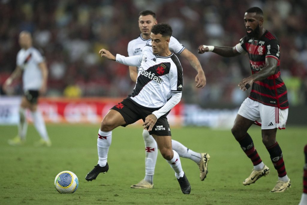 Coutinho, do Vasco, e Gerson, do Flamengo, disputam a bola em um jogo do Campeonato Brasileiro.