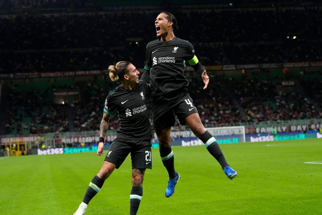 Van Dijk, do Liverpool, comemorando um dos gols marcados pela equipe na estreia da Champions League.