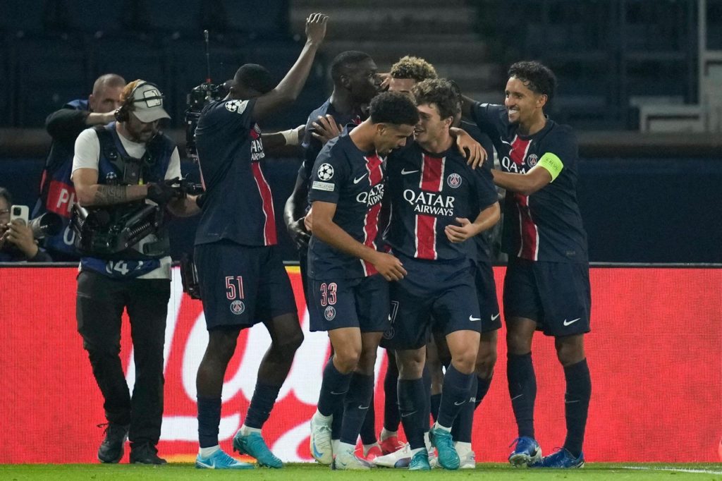 Jogadores do Paris Saint-Germain comemorando um dos gols marcados pela equipe na temporada de 2024/25.