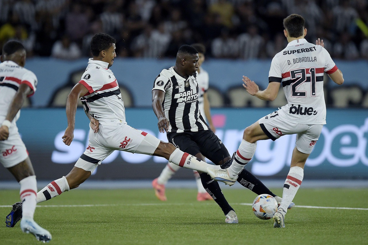 Botafogo e São Paulo ficam apenas no empate pela Libertadores