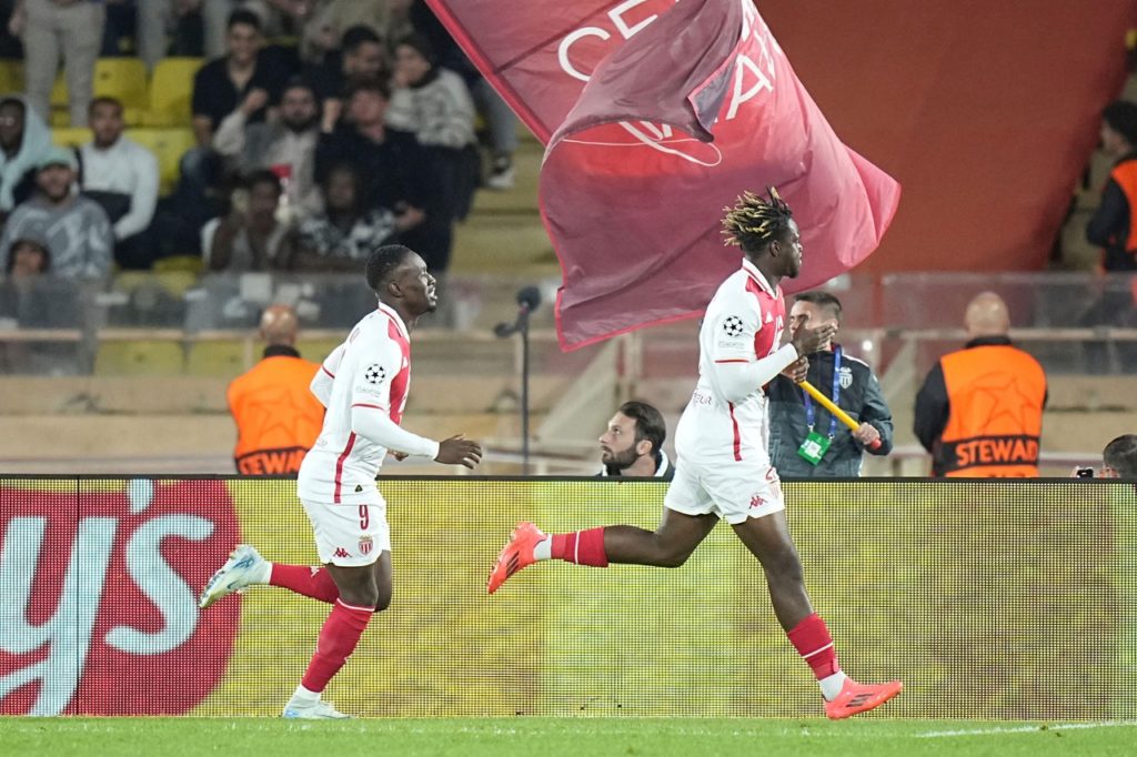 George Ilenikhena, do Monaco, comemorando um dos gols da equipe contra o Barcelona, pela Champions League.