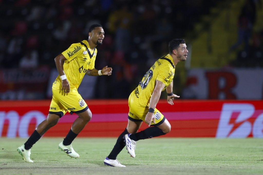 Giuliano, do Santos, comemorando um dos gols marcados por ele na campanha da Série B de 2024.