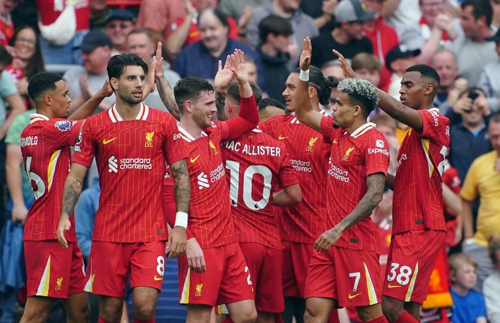 Luis García, do Liverpool, comemorando com os companheiros um gol marcado pela equipe na temporada.