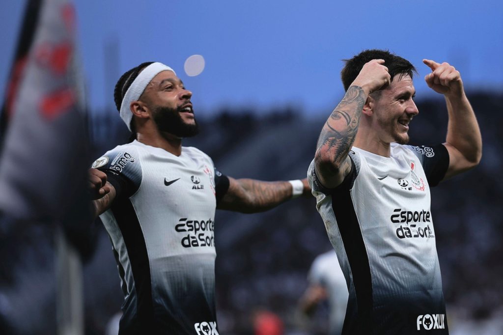 Memphis Depay e Rodrigo Garros, do Corinthians, comemorando um dos gols marcados pelo time no Brasileirão de 2024.