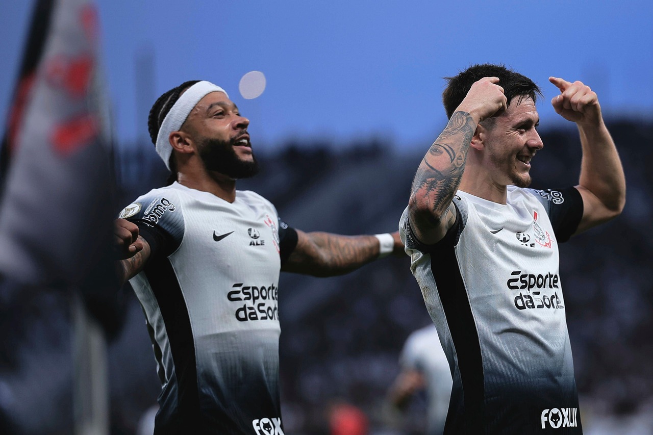 Na estreia de Depay, Corinthians vence o Atlético-GO