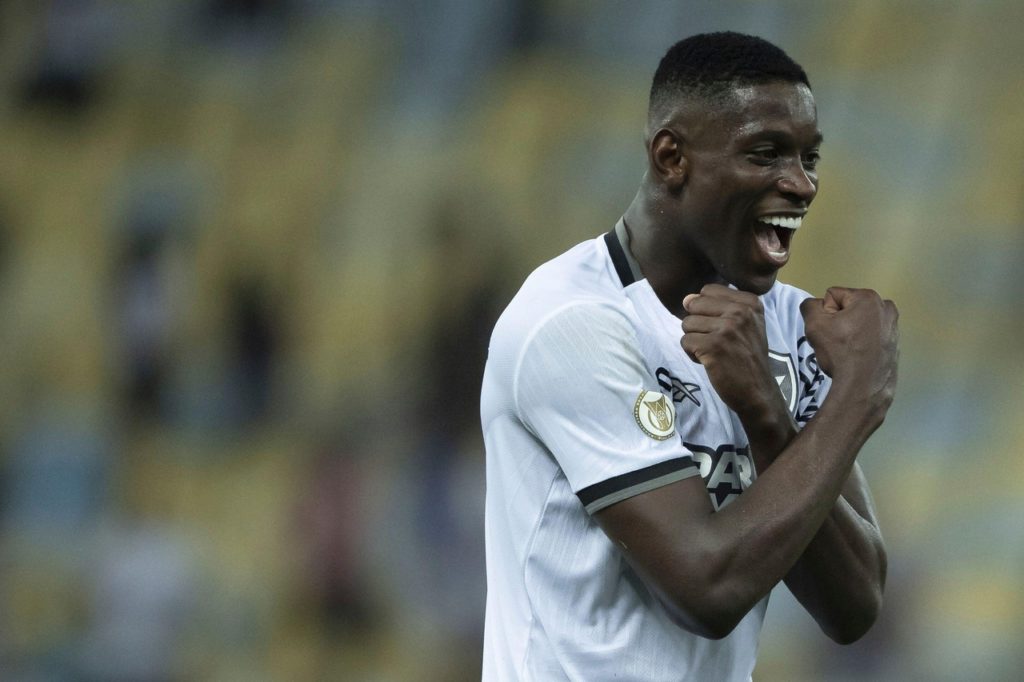 Luiz Henrique, do Botafogo, comemorando um gol marcado pelo time na temporada de 2024.