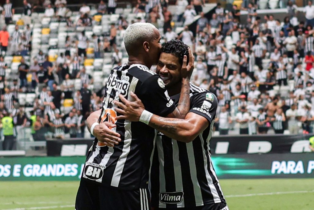 Deyverson e Hulk, do Atlético-MG, se abraçam depois de um dos gols do time na rodada do Brasileirão de 2024.