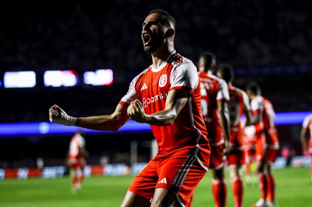 Thiago Maia, do Internacional, comemorando um dos gols do time na temporada de 2024.