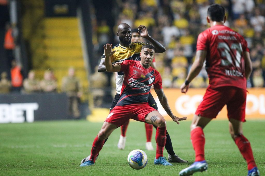 Gabriel, do Athletico, disputando a bola com os adversários no Brasileirão de 2024.