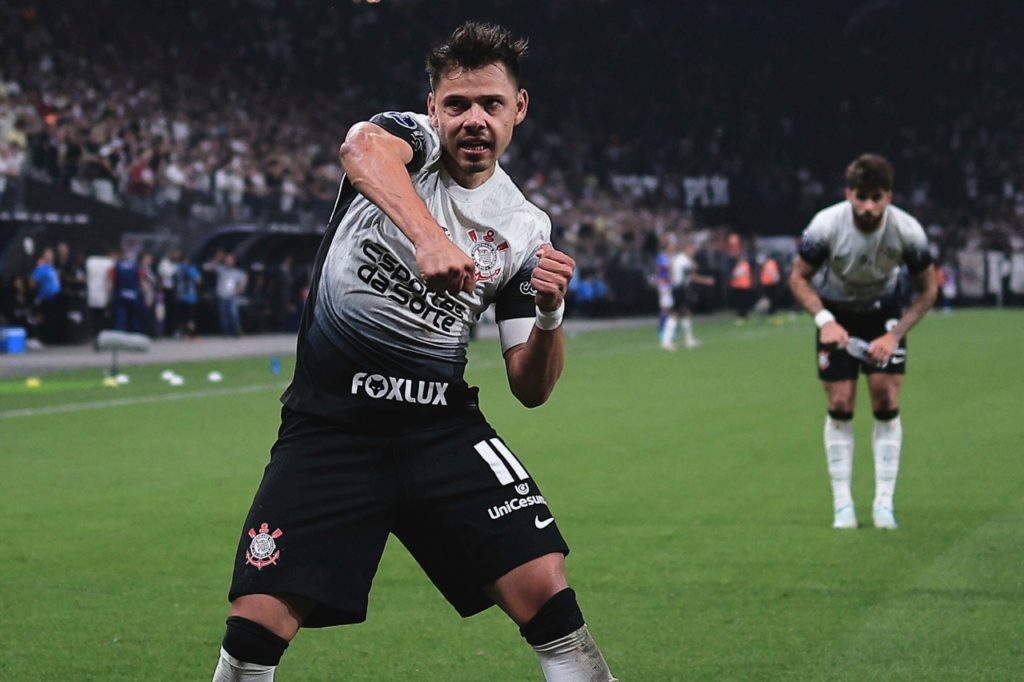 Ángel Romero, do Corinthians, comemorando um dos gols do time em um confronto pela Sul-Americana de 2024.