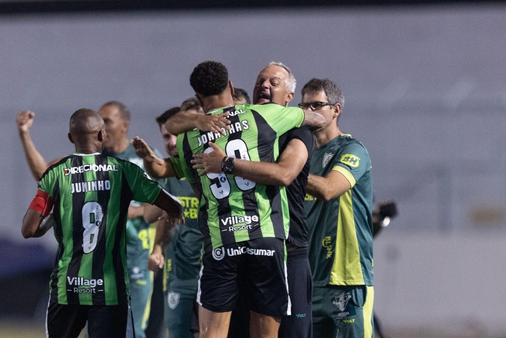 Jonathas e Lisca, do América-MG, se abraçando em comemoração a um dos gols do time na campanha da Série B.