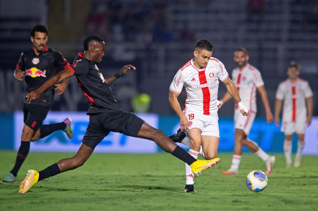 Borré, do Internacional, disputando uma bola com o adversário em um dos jogos da temporada de 2024.