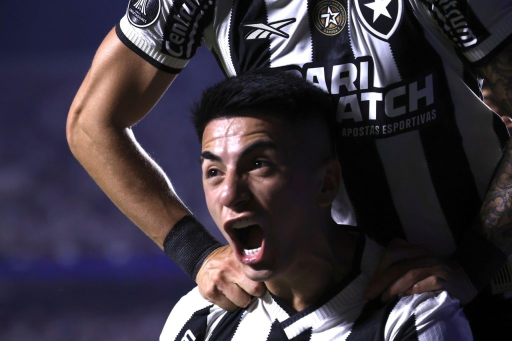 Thiago Almada, do Botafogo, comemorando um dos gols do time na temporada de 2024.