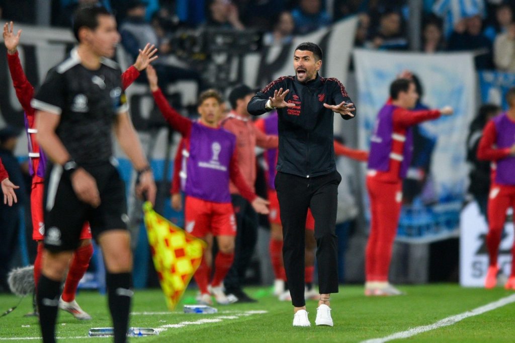 Lucho González, do Athletico, dando orientações para o time em um dos jogos da Copa Sul-Americana.