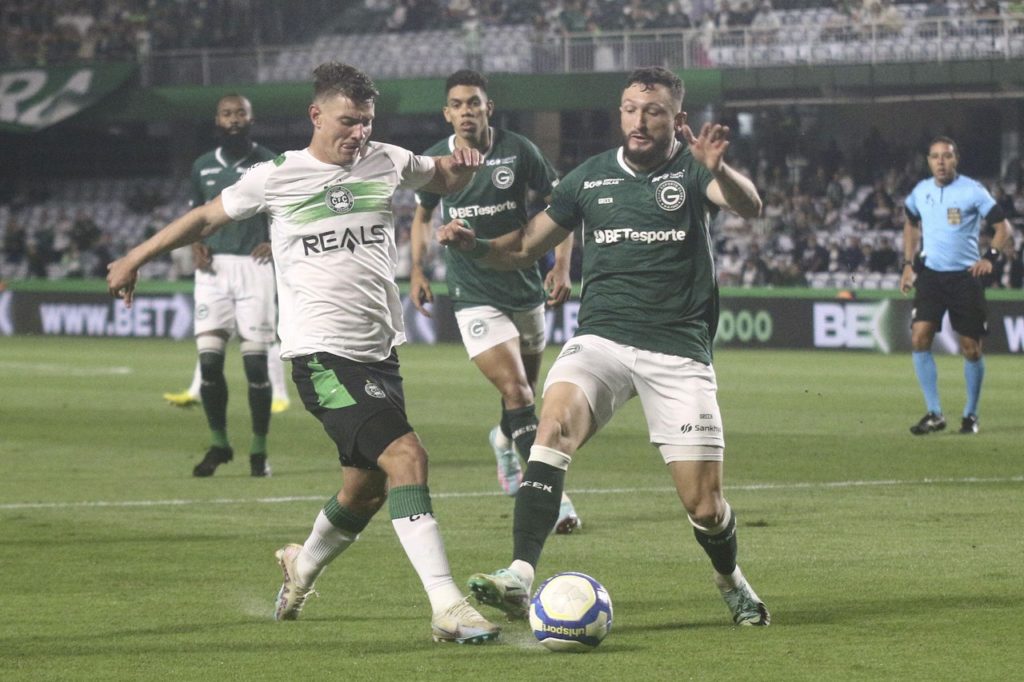 Natanael, do Coritiba, disputando a bola com um adversário em um jogo da temporada.