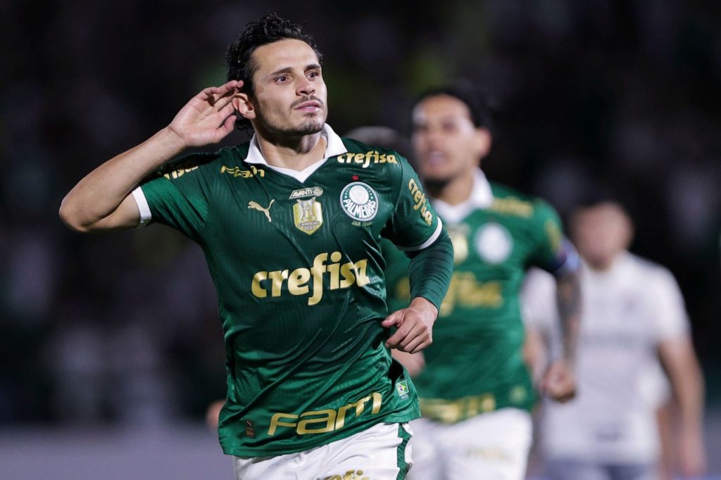 Raphael Veiga, do Palmeiras, comemorando um dos gols marcados por ele na rodada do Brasileirão de 2024.