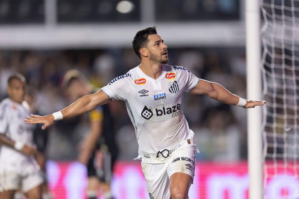 Giuliano, do Santos, comemorando um gol marcado pelo time na Série B do Brasileirão (Associated Press / Alamy Stock Photo)