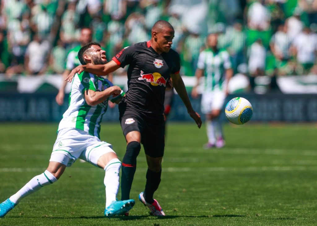 Jhon Jhon, do Bragantino, disputando a bola com Jadson, do Juventude em um confronto entre as duas equipes.