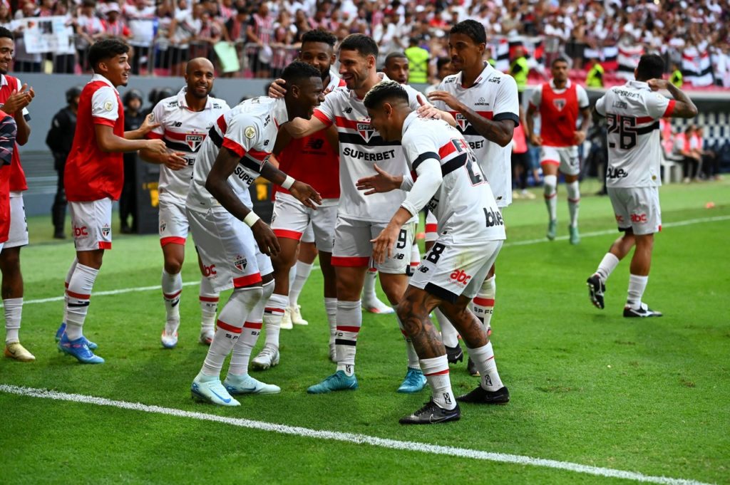 Arboleda, do São Paulo, comemorando com os companheiros em um jogo do Brasileirão de 2024.