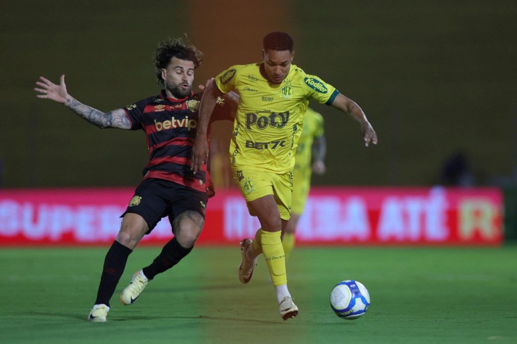 Lucas Lima, do Sport, disputando a bola com um adversário em um jogo da Série B do Brasileirão.