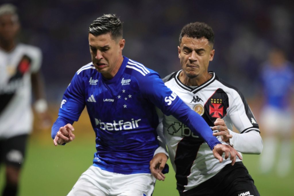 Coutinho, do Vasco, disputando a bola com Mateus Vital, do Cruzeiro no confronto entre os times no Brasileirão de 2024.